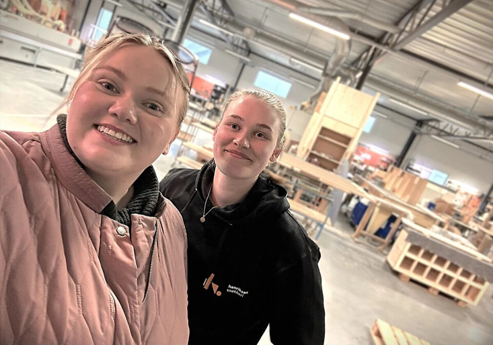 Ingrid Finnes i Norske Trevarer og møbelsnekker May Britt Straume i Henriksen Snekkeri AS ønsker seg flere snekkerambassadører fra hele landet. May Britt er en av åtte snekkerambassadører i norsk trevarebransje. Ingrid Finnes og May Britt Straume
