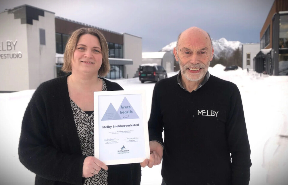Trevarenestoren Bjørn Melby har hatt en aktiv rolle siden han begynte i familiebedriften Melby snekkerverksted AS i 1972. Før jul mottok Eide-bedriften næringsprisen i Hustadvika kommune, og fra nyttår overtok Birgit Dyrhaug som ny daglig leder i den tradisjonsrike trevarebedriften. Birgit Dyrhaug og Bjørn Melby