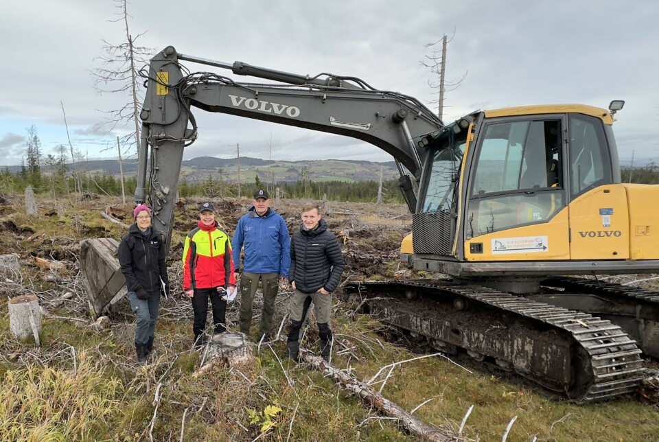 Målet med markberedningsprosjektet er å finne ut hvordan markberedning påvirker karbonlageret i skogsjord. Her er hele prosjektgruppa. Fra venstre: Kjersti Holt Hanssen fra NIBIO, Eva Skagestad fra Skogkurs, Sverre Holm fra Glommen Mjøsen Skog og Ruben Eik Birkeland fra statsforvalteren i Innlandet. Kjersti Holt Hanssen, Eva Skagestad, Sverre Holm og Ruben Eik Birkeland