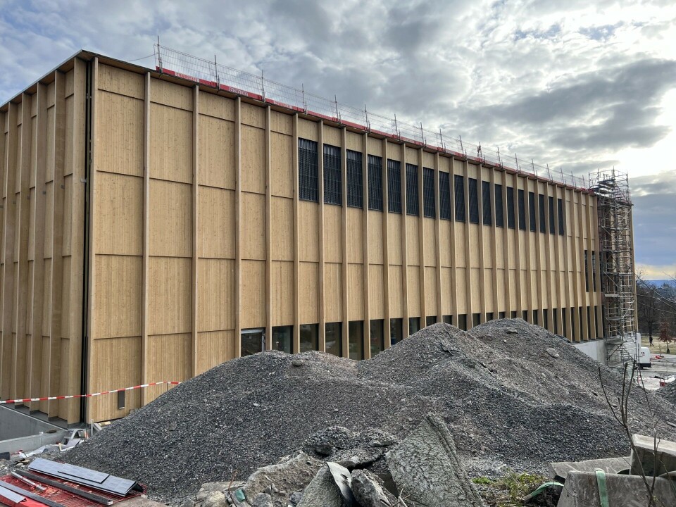 Det nye Tøyenbadet i Oslo under konstruksjonsfasen våren 2024. Her er trevirke brukt gjennomgående både innvendig og utvendig, i kombinasjon med betong og stål. Tøyenbadet