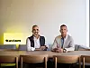 Kamjar Hajabdolah, CEO Kustom og Jonas Breding, GM for PayPal i Nord-Europa. sitter ved et bord