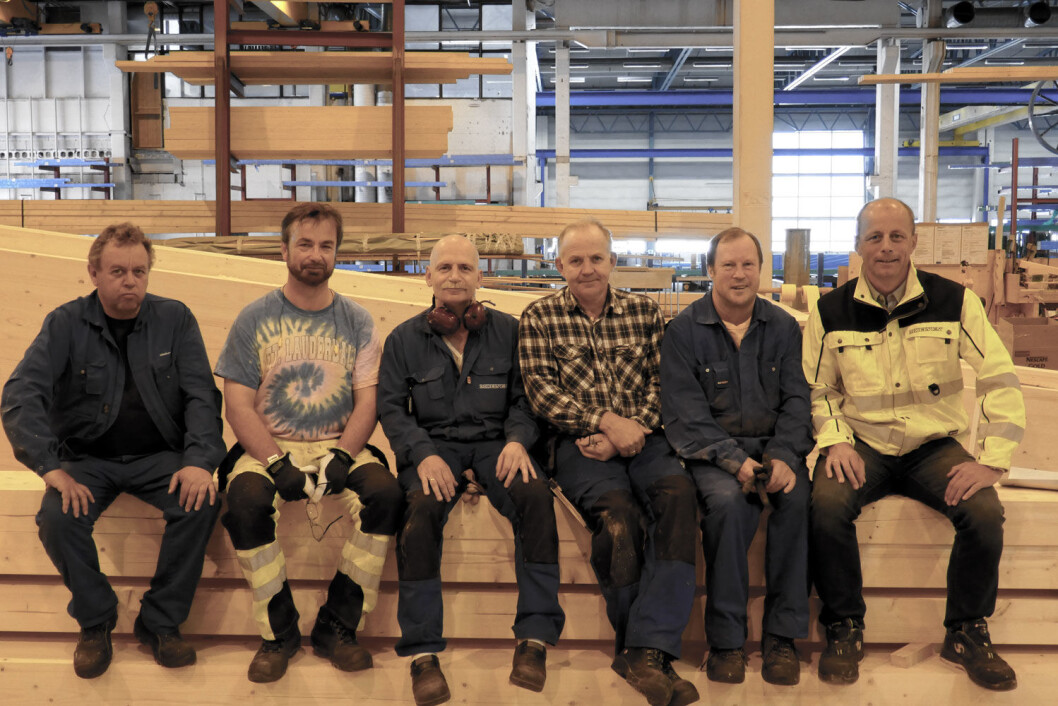 Bruekspertene i hall 104: Disse gutta har bearbeidet og prøvemontert mange bruer. De er glade for konklusjonen i rapporten. Fra venstre:: Svein Erik Smedby, Gjermund Flaten, John Waagan, Trond Hagen, Jan Ove Olafsen og direktør Rune Abrahamsen. (Foto: Tom E. Holmlund) Bruekspertene i hall 104: Disse gutta har bearbeidet og prøvemontert mange bruer. De er glade for konklusjonen i rapporten. Fra venstre:: Svein Erik Smedby, Gjermund Flaten, John Waagan, Trond Hagen, Jan Ove Olafsen og direktør Rune Abrahamsen. (Foto: Tom E. Holmlund)