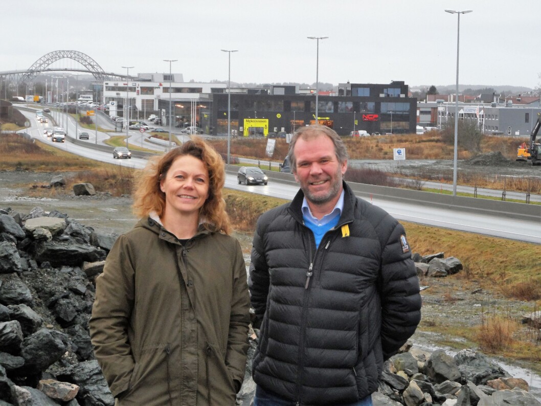 Daglig leder Montér Haugesund Tone Hagland Skarstein og regionsdirektør Optimera Ole-Jørgen Moe gleder seg til å kunne ønske kunder velkommen til et større Montér byggevarehus innen et år. (Foto: Optimera) Daglig leder Montér Haugesund Tone Hagland Skarstein og regionsdirektør Optimera Ole-Jørgen Moe gleder seg til å kunne ønske kunder velkommen til et større Montér byggevarehus innen et år. (Foto: Optimera)