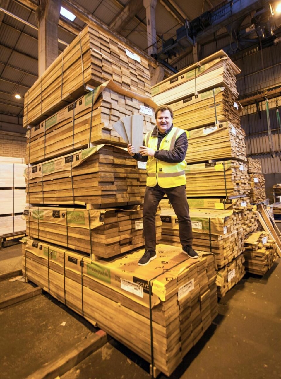 Salgsdirektør Tom Skaara viser frem tre av årets Accoya Terrasse-modeller, omgitt av godt Accoya-råstoff på lager i Larvik. (Foto: Fritzøe Engros)