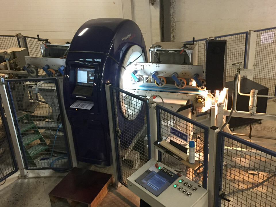 Maskinen, som er basert på røntgenteknologi, skal hjelpe Moelven Profil med å ta ut mest mulig kjerneved fra tømmerstokkene. (Foto: Ola Liøkel, Moelven Profil)