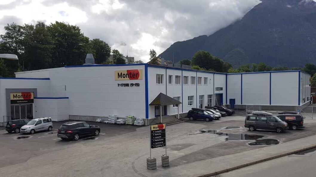 Butikk og lager var tidligere splittet av hovedgata som skapte mye trafikk- og logistikkutford-ringer, både for ansatte og for kunder. Nå er alt er samlet i ett og samme bygg. (Foto: Optimera) Butikk og lager var tidligere splittet av hovedgata som skapte mye trafikk- og logistikkutford-ringer, både for ansatte og for kunder. Nå er alt er samlet i ett og samme bygg. (Foto: Optimera)