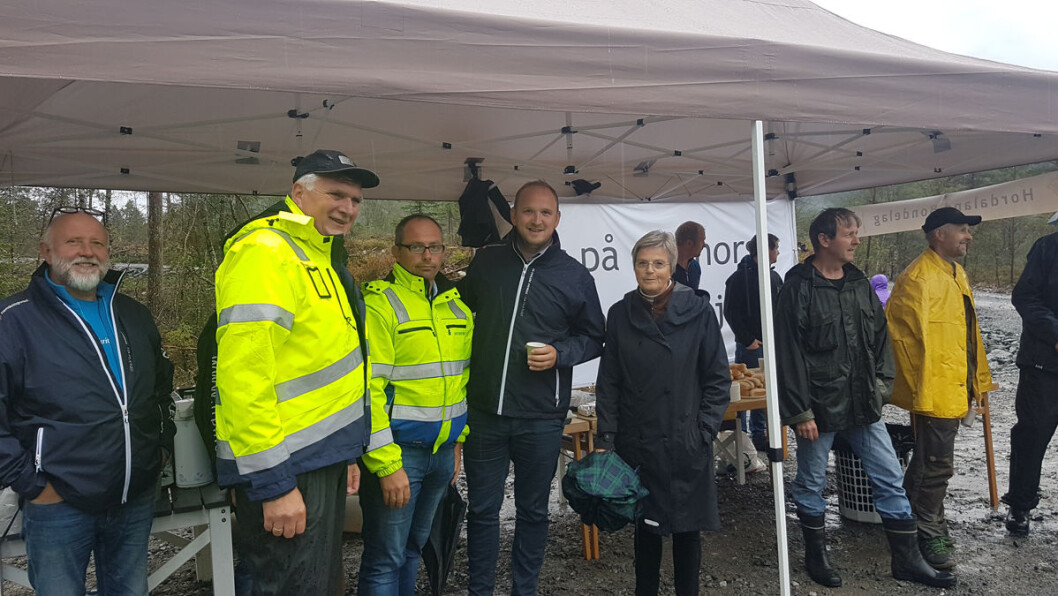 Landbruksminister Jon Georg Dale informerte om tilskuddet i går. – Det er en gledens dag, sier daglig leder i Moelven Granvin Bruk, Ørjan Mikal Kalsaas. (Foto: Privat.) Landbruksminister Jon Georg Dale informerte om tilskuddet i går. – Det er en gledens dag, sier daglig leder i Moelven Granvin Bruk, Ørjan Mikal Kalsaas. (Foto: Privat.)