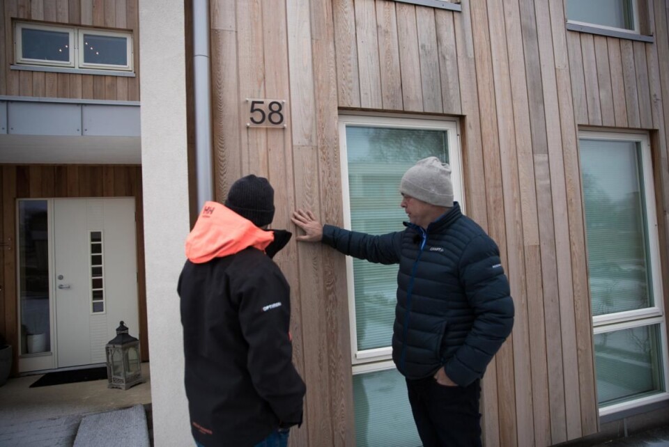 Per Kristenssen i Optimera Proffsenter Sarpsborg og produktsjef Winfried Schaal i Moelven Wood Project AS studerer sedertrefasaden sammen. (Foto: Fredrik Christensen)