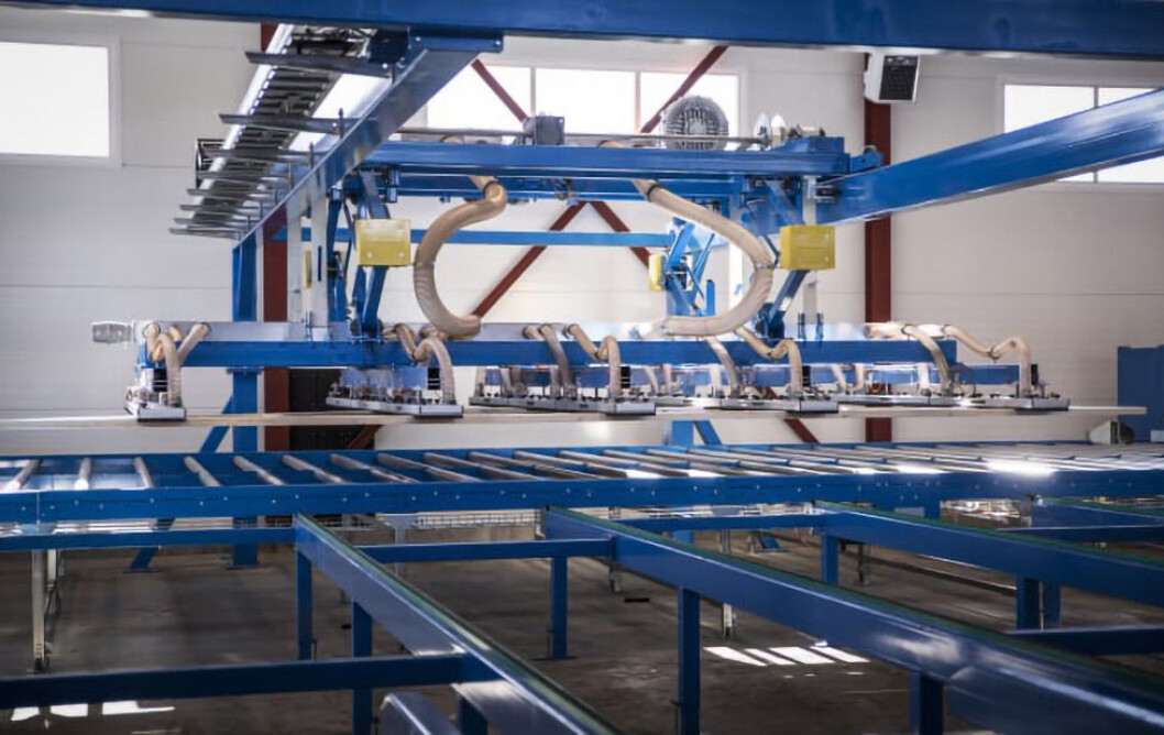 NY LINJE: Med det nye systemet øker takstolproduksjonen til 37.000 takstoler i året på et skift, med kun tre årsverk. Foto: Optimera NY LINJE: Med det nye systemet øker takstolproduksjonen til 37.000 takstoler i året på et skift, med kun tre årsverk. Foto: Optimera