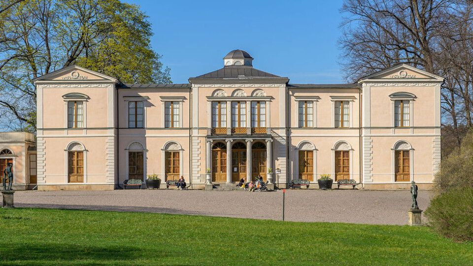 Moderne i den svenske kongefamilien for snart 200 år siden: Rosendals slott ble satt opp av ferdigmonterte tremoduler, før det ble forsterket med pusset tegl. Foto: Arild Vågen