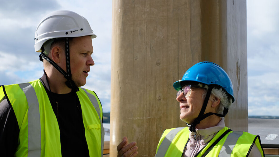 MULIGHETER: Key account manager Dorte Pedersen i Moelven Danmark i samtaler med projektarkitekt Sveinung Chercka-Simonsen fra det danske arkitektfirma Schmidt, Hammer og Lassen om treets muligheder. Foto: Tom E. Holmlund MULIGHETER: Key account manager Dorte Pedersen i Moelven Danmark i samtaler med projektarkitekt Sveinung Chercka-Simonsen fra det danske arkitektfirma Schmidt, Hammer og Lassen om treets muligheder. Foto: Tom E. Holmlund