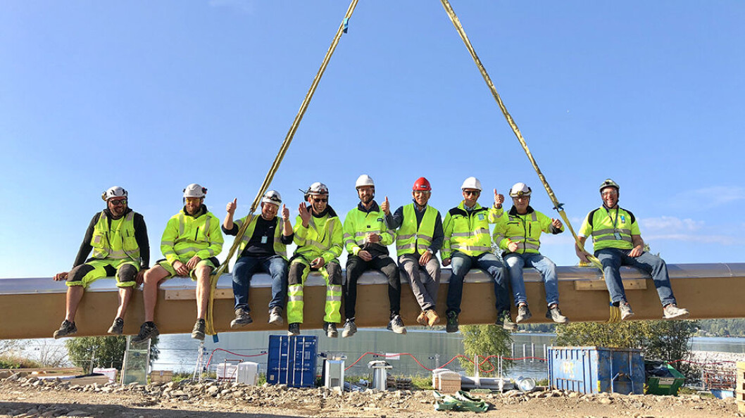 SISTE BJELKE: Her skal den siste bjelken løftes på plass på Mjøstårnet. Foto: Moelven SISTE BJELKE: Her skal den siste bjelken løftes på plass på Mjøstårnet. Foto: Moelven