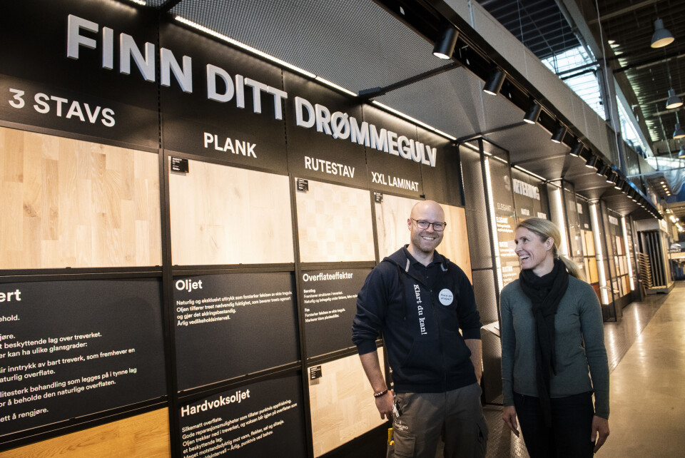 NYTT KONSEPT: Tommy Danielsen og May Britt Askvik fra Maxbo har tro på at den nye gulvutstillingen skal hjelpe kundene med å finne drømmegulvet. Foto: Katrine Lunke