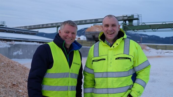 Ordfører Terje Hoffstad og daglig leder Anders Grønli er enige om at investering i ny flisterminal skaper ringvirkninger som mange får nytte av. (Foto: Magne Vikøren) Ordfører Terje Hoffstad og daglig leder Anders Grønli er enige om at investering i ny flisterminal skaper ringvirkninger som mange får nytte av. (Foto: Magne Vikøren)