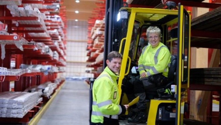 Sven Eggil Holmsen, direktør ved Moelven Langmoen AS, her sammen med logistikkoperatør Marianne Borgen, er fornøyd med den nye hverdagen på lageret. (Foto: Moelven) Sven Eggil Holmsen, direktør ved Moelven Langmoen AS, her sammen med logistikkoperatør Marianne Borgen, er fornøyd med den nye hverdagen på lageret. (Foto: Moelven)