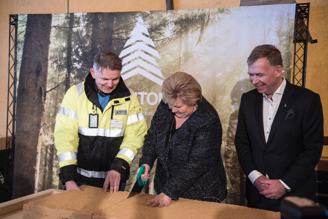 Fabrikksjef Tom Wasenden, statsminister Erna Solberg og administrerende direktør og hovedeier i Hunton, Arne JebsenArne Jebsen, sto for åpningen av den nye fabrikken. (Foto: Hunton) Fabrikksjef Tom Wasenden, statsminister Erna Solberg og administrerende direktør og hovedeier i Hunton, Arne JebsenArne Jebsen, sto for åpningen av den nye fabrikken. (Foto: Hunton)