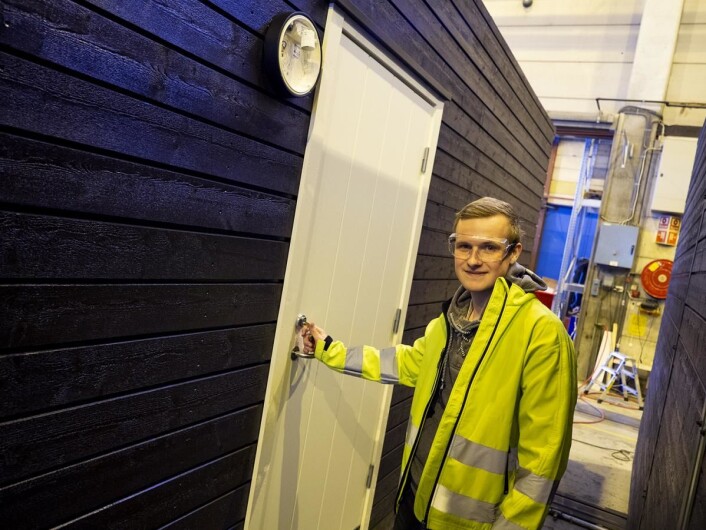 Steinar inspiserer ett av hjertebarna sine før det skal monteres hos kunden. (Foto: Moelven) Steinar inspiserer ett av hjertebarna sine før det skal monteres hos kunden. (Foto: Moelven)