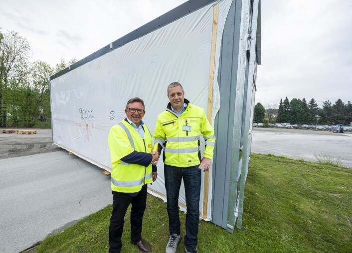 Jostein Stormo, administrerende direktør i Utleiecompagniet (t.v.) er svært fornøyd med å få modul nr. 90 000. Her med Lars Brede Aandstad, daglig leder i Moelven Byggmodul. (Foto: Moelven) Jostein Stormo, administrerende direktør i Utleiecompagniet (t.v.) er svært fornøyd med å få modul nr. 90 000. Her med Lars Brede Aandstad, daglig leder i Moelven Byggmodul. (Foto: Moelven)