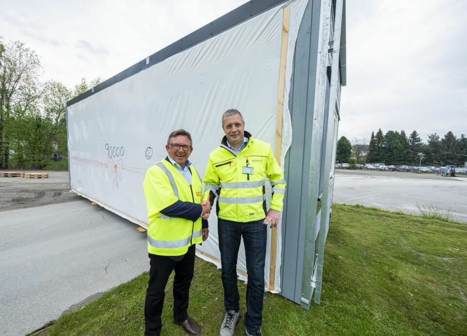 Jostein Stormo, administrerende direktør i Utleiecompagniet (t.v.) er svært fornøyd med å få modul nr. 90 000. Her med Lars Brede Aandstad, daglig leder i Moelven Byggmodul.  (Foto: Moelven)
