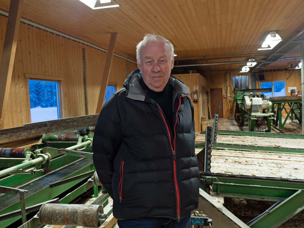 Ottar Ellingsen skar blant annet tømmeret som ble til den første massivtre-prøveproduksjonen hos Treteknisk. (Foto: Georg Mathisen) Ottar Ellingsen skar blant annet tømmeret som ble til den første massivtre-prøveproduksjonen hos Treteknisk. (Foto: Georg Mathisen)