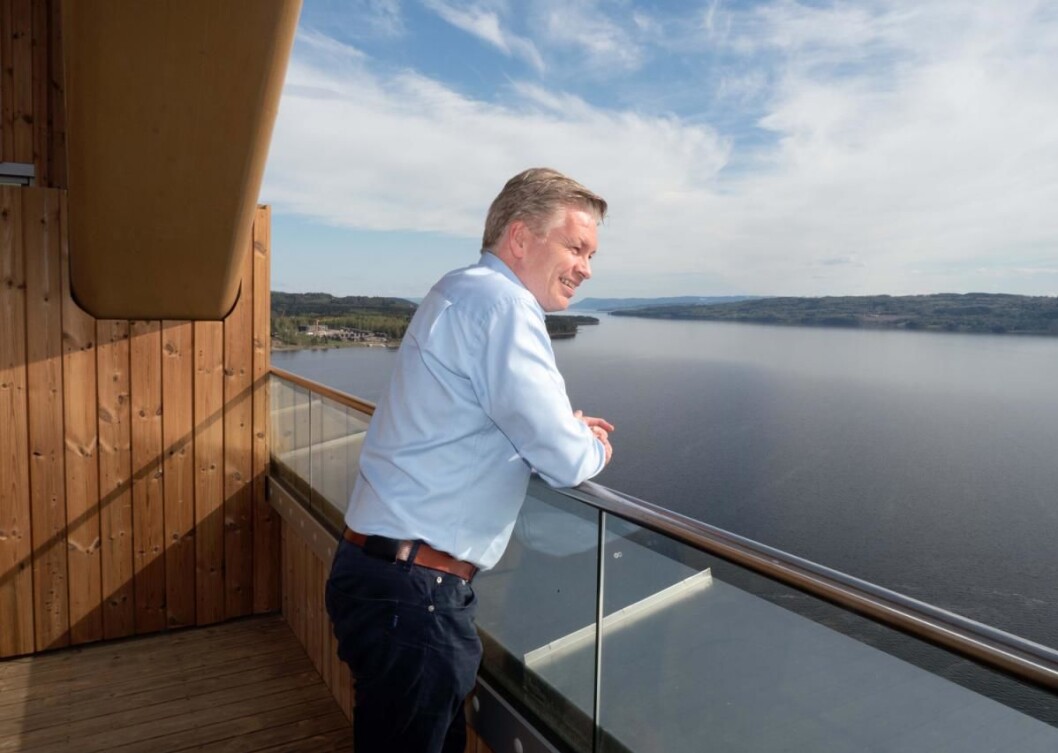 Fra toppen på Mjøstårnet har Øyvind Frich unik utsikt over Mjøsa. (Foto: Georg Mathisen) Fra toppen på Mjøstårnet har Øyvind Frich unik utsikt over Mjøsa. (Foto: Georg Mathisen)