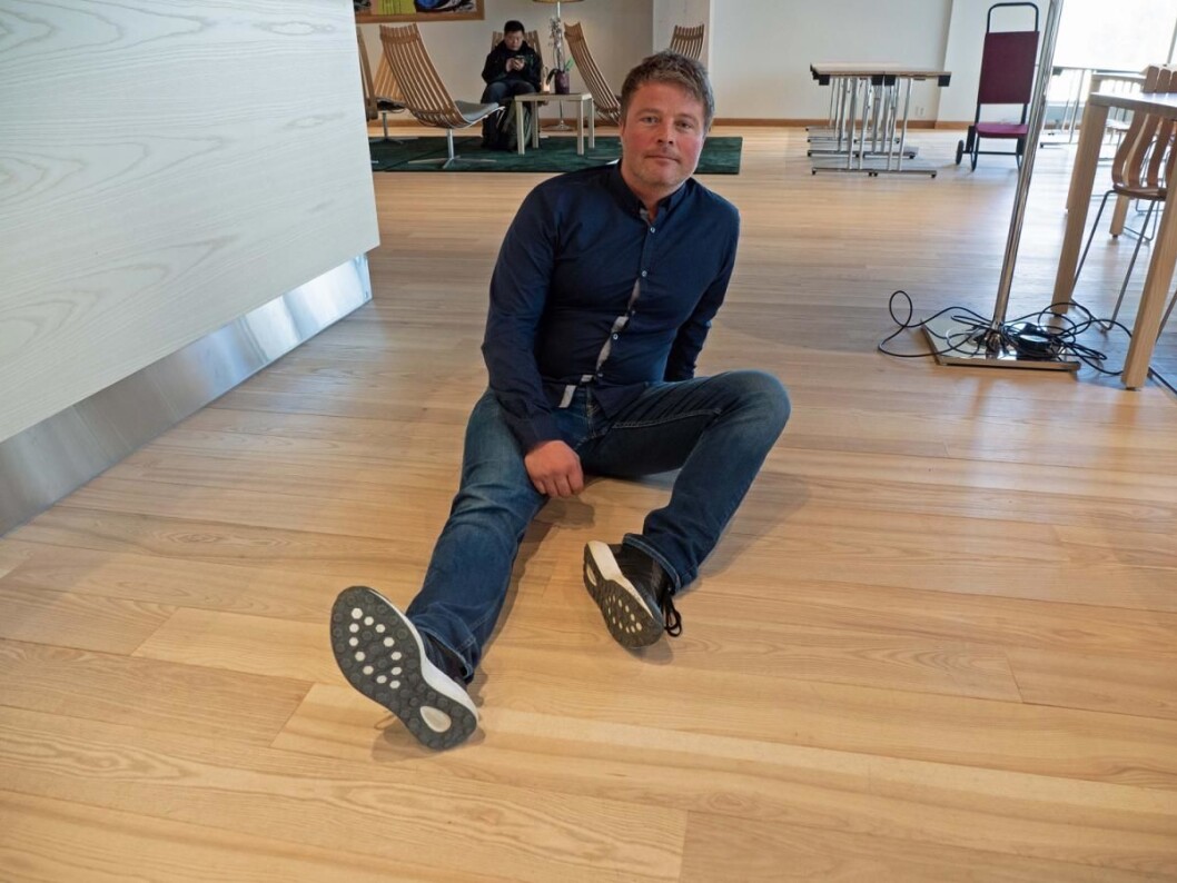 Askegulvet i kaféen på Mjøstårnet er behandlet med hvit tokomponentolje, viser Geir Skråmo. (Foto: Georg Mathisen) Askegulvet i kaféen på Mjøstårnet er behandlet med hvit tokomponentolje, viser Geir Skråmo. (Foto: Georg Mathisen)