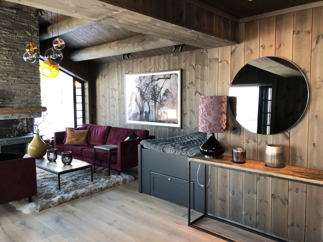 I denne stuen er det brukt glattpanel beiset i Vyrk sin egen beisefarge, Spåtind. Lik farge er benyttet både på vegg og tak for en lun og gjennomført stil. (Foto: Vyrk) I denne stuen er det brukt glattpanel beiset i Vyrk sin egen beisefarge, Spåtind. Lik farge er benyttet både på vegg og tak for en lun og gjennomført stil. (Foto: Vyrk)