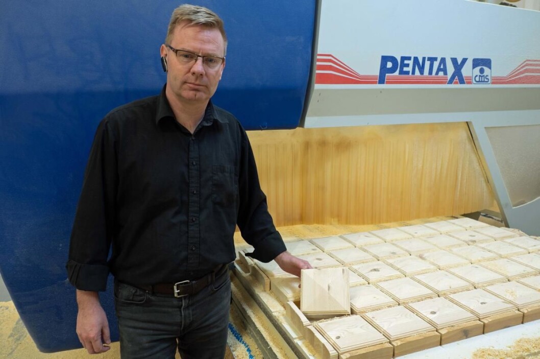 Dan Langhoff arbeider for å finne nye produkter som Sjølingstad Snekkerverksted kan leve videre på. (Foto: Georg Mathisen) Dan Langhoff arbeider for å finne nye produkter som Sjølingstad Snekkerverksted kan leve videre på. (Foto: Georg Mathisen)
