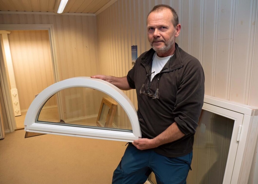 Buede vinduer er blant spesialitetene til Trond Samuelsen og kollegene på Troll Trevarefabrikk. (Foto: Georg Mathisen) Buede vinduer er blant spesialitetene til Trond Samuelsen og kollegene på Troll Trevarefabrikk. (Foto: Georg Mathisen)