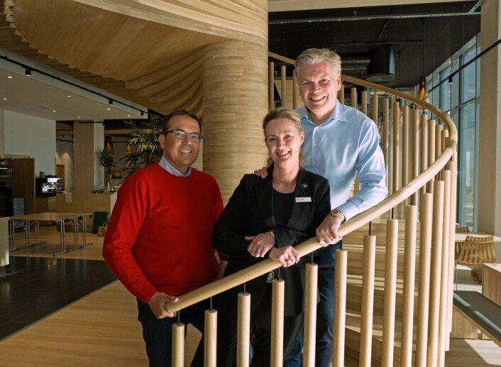 Salgssjef Bjørnar Bråthen (til venstre), hotellsjef Kari K. Liberg og eier Øyvind Frich ønsker velkommen til ro og fred i trehotell. (Foto: Georg Mathisen) Salgssjef Bjørnar Bråthen (til venstre), hotellsjef Kari K. Liberg og eier Øyvind Frich ønsker velkommen til ro og fred i trehotell. (Foto: Georg Mathisen)