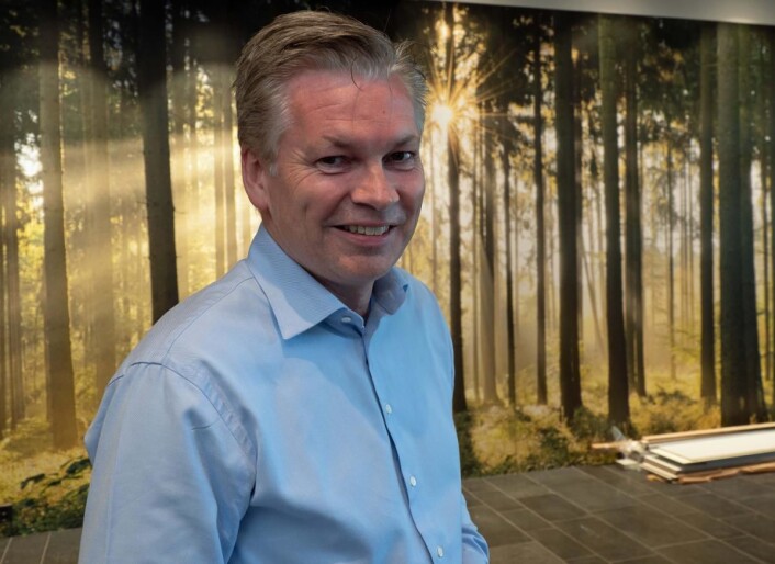 Fra toppen kan du stå med kikkerten og se på stubben etter et av trærne som ble til Mjøstårnet. Inngangspartiet er også preget av skog, viser Frich. (Foto: Georg Mathisen) Fra toppen kan du stå med kikkerten og se på stubben etter et av trærne som ble til Mjøstårnet. Inngangspartiet er også preget av skog, viser Frich. (Foto: Georg Mathisen)