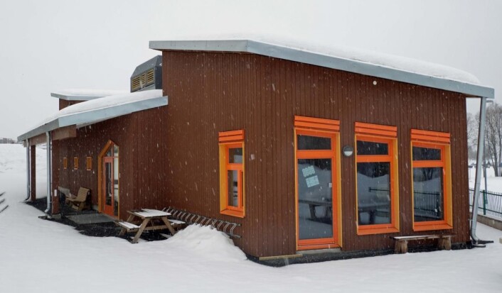 Bedre arbeidsforhold uten snø, vind og regn når mer av jobben gjøres på fabrikken. Timbeco har levert elementene til Steinerskolen på Gjøvik. Bedre arbeidsforhold uten snø, vind og regn når mer av jobben gjøres på fabrikken. Timbeco har levert elementene til Steinerskolen på Gjøvik.