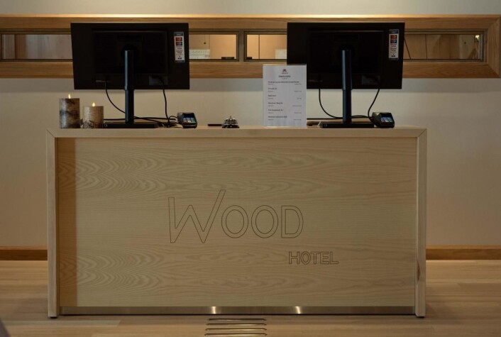 Tre i navnet og tre i disken. Wood Hotel legger ikke skjul på materialbruken. (Foto: Georg Mathisen) Tre i navnet og tre i disken. Wood Hotel legger ikke skjul på materialbruken. (Foto: Georg Mathisen)
