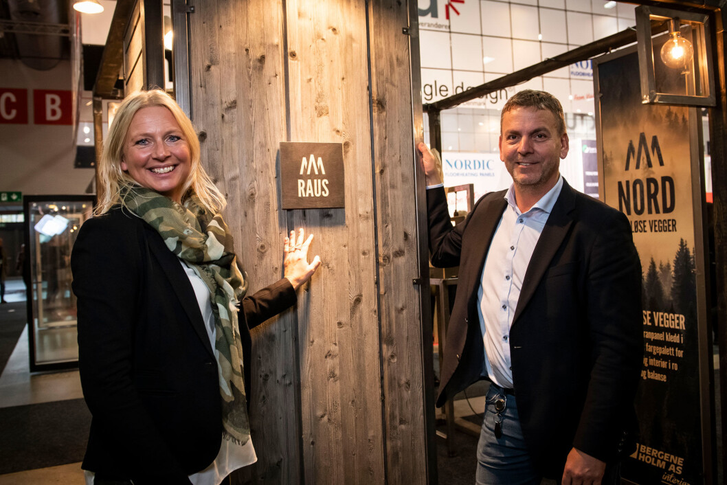 Mona Gran Sukke hos Bergene Holm kunne for første gang vise frem den nye «Nord Raus». Fredrik Jacobsen fra Maxbo er en av produsentene som har satset på Bergene Holms produkter i sine Maxbo-hytter. (Foto: Katrine Lunke) Mona Gran Sukke hos Bergene Holm kunne for første gang vise frem den nye «Nord Raus». Fredrik Jacobsen fra Maxbo er en av produsentene som har satset på Bergene Holms produkter i sine Maxbo-hytter. (Foto: Katrine Lunke)