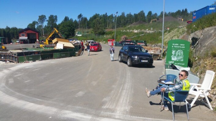 – Som sosiolog er jeg opptatt av å beskrive hva forbrukerne og de som jobber med ombruk og gjenvinning faktisk gjør, og forstå hvorfor de gjør det, forklarer NIBIO-forsker Atle Wehn Hegnes. Her er han i gang med intervjuer på gjenvinningsstasjonen Bølstad i Ås. Foto Eirik Nordhagen, NIBIO. – Som sosiolog er jeg opptatt av å beskrive hva forbrukerne og de som jobber med ombruk og gjenvinning faktisk gjør, og forstå hvorfor de gjør det, forklarer NIBIO-forsker Atle Wehn Hegnes. Her er han i gang med intervjuer på gjenvinningsstasjonen Bølstad i Ås. Foto Eirik Nordhagen, NIBIO.