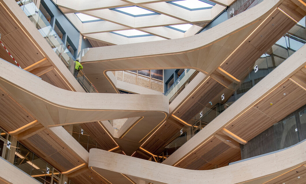 Over atriet er det et glasstak, og treet i interiøret har møbelkvalitet, håndpusset på fabrikk. (Foto: Jan Inge Haga) Over atriet er det et glasstak, og treet i interiøret har møbelkvalitet, håndpusset på fabrikk. (Foto: Jan Inge Haga)