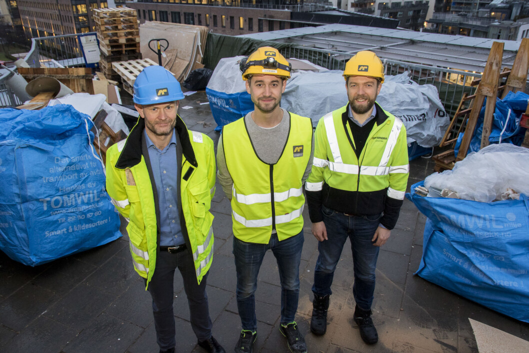 F.v: Sondre Opheim, regionsdirektør Øst i Optimera, Joakim Bøhn, prosjektleder i AF Byggfornyelse, og Audun Tharaldsen, logistikksjef i Optimera på riggplassen 25 meter over bakkenivå. (Foto: Optimera) F.v: Sondre Opheim, regionsdirektør Øst i Optimera, Joakim Bøhn, prosjektleder i AF Byggfornyelse, og Audun Tharaldsen, logistikksjef i Optimera på riggplassen 25 meter over bakkenivå. (Foto: Optimera)