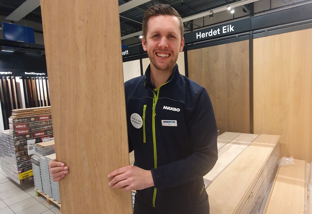 – Nordmenn er ofte skeptiske til helt nye produkter, derfor er det overraskende hvor raskt inntog herdet tregulv har gjort, sier Jørn Lorentzen på Maxbo Stormarked Lier. (Foto: Maxbo) – Nordmenn er ofte skeptiske til helt nye produkter, derfor er det overraskende hvor raskt inntog herdet tregulv har gjort, sier Jørn Lorentzen på Maxbo Stormarked Lier. (Foto: Maxbo)