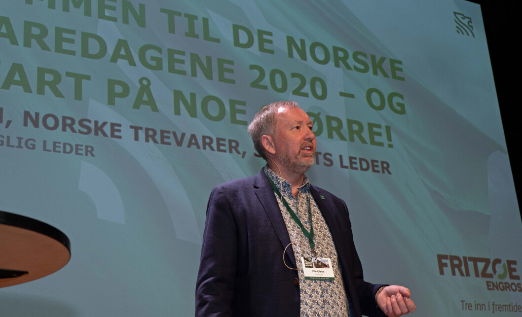 Ole Olsen lanserer nyordet «importskam» og prøver å få flere til å forstå at det er billigst å kjøpe norsk. (Foto: Georg Mathisen) Ole Olsen lanserer nyordet «importskam» og prøver å få flere til å forstå at det er billigst å kjøpe norsk. (Foto: Georg Mathisen)