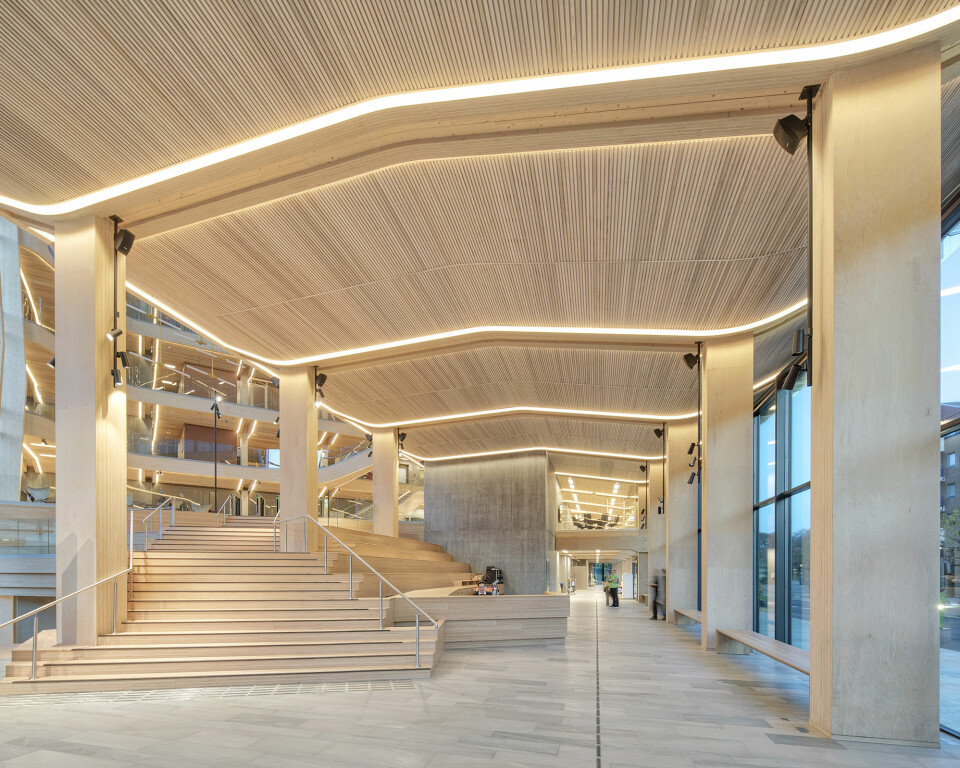 I 2019 åpnet Finansparken i Stavanger, et av Europas største næringsbygg i tre, med bærekonstruksjoner, himlinger og innredningsløsninger levert av Moelven. (Foto: Sindre Ellingsen)