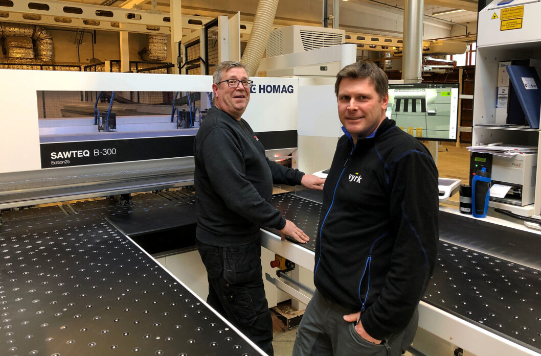 Per Ola Solberg (t.v.) og daglig leder i Vyrk, Steinar Lyseng foran den nye investeringen i Trysil; en platesag som tar for seg alt av formatering av plater. (Foto: Vyrk) Per Ola Solberg (t.v.) og daglig leder i Vyrk, Steinar Lyseng foran den nye investeringen i Trysil; en platesag som tar for seg alt av formatering av plater. (Foto: Vyrk)
