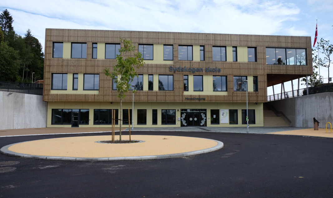 Sydskogen skole ble Norges første svanemerkede skole. Skolen har passivhusstandard og er, med untak av underetasjen, bygget i massivtre. Sydskogen skole ble Norges første svanemerkede skole. Skolen har passivhusstandard og er, med untak av underetasjen, bygget i massivtre.