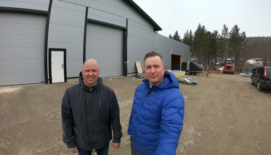 F.v. Pål Even Thomassen og Jørgen Johansen foran nye Montér Karasjok om etter planen åpner i juli. F.v. Pål Even Thomassen og Jørgen Johansen foran nye Montér Karasjok om etter planen åpner i juli.