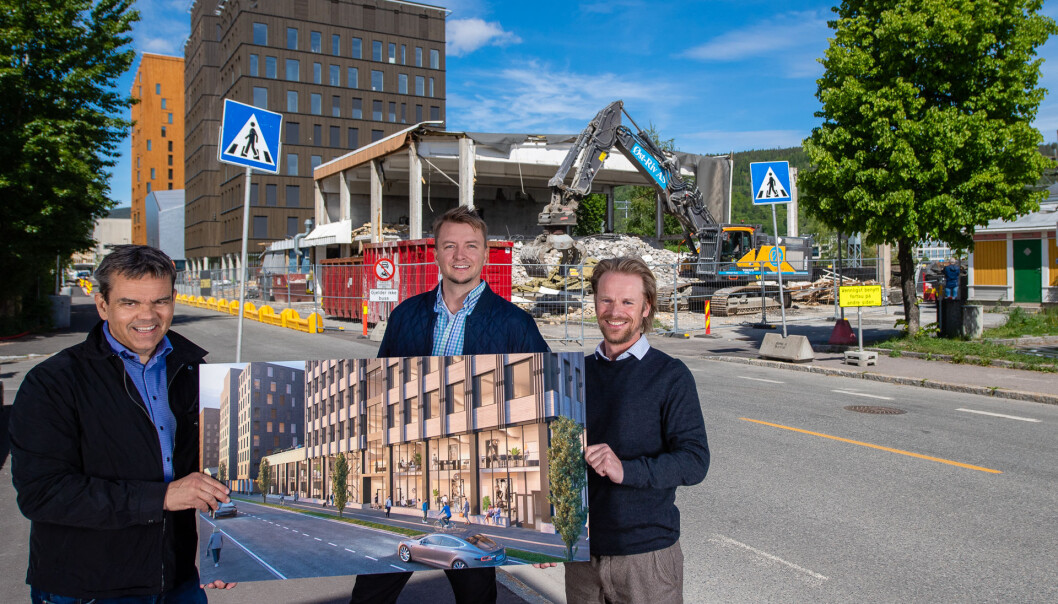 Her kommer Norges tredje høyeste bygg i rent tre, et kontorbygg med BREEAM Outstanding standard, fastslår administrerende direktør i Vestaksen Eiendom, Stene Tømmeraas Bergsløkken (f.v.), prosjektsjef Kristian Gjestemoen i Betonmast Buskerud-Vestfold og daglig leder i Betonmast Buskerud-Vestfold, Eskil Thorkildsen. Her kommer Norges tredje høyeste bygg i rent tre, et kontorbygg med BREEAM Outstanding standard, fastslår administrerende direktør i Vestaksen Eiendom, Stene Tømmeraas Bergsløkken (f.v.), prosjektsjef Kristian Gjestemoen i Betonmast Buskerud-Vestfold og daglig leder i Betonmast Buskerud-Vestfold, Eskil Thorkildsen.