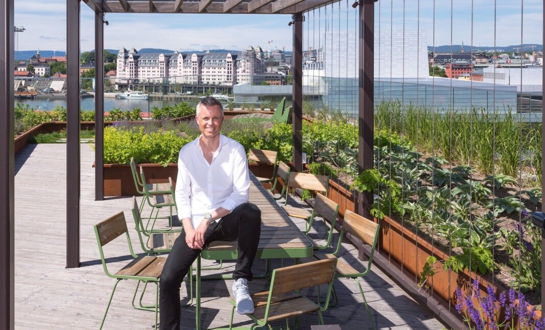 – Design- og arkitekturfagene kan bidra i omstillingen til et mer bærekraftig samfunn, sier Tor Inge Hjemdal i DOGA, her sittende på utemøbler fra Vestre. – Design- og arkitekturfagene kan bidra i omstillingen til et mer bærekraftig samfunn, sier Tor Inge Hjemdal i DOGA, her sittende på utemøbler fra Vestre.