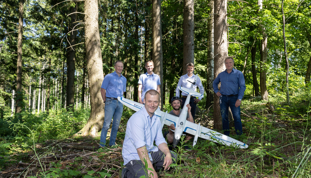 Foran, forskningssjef i NIBIOs skogdivisjon og senterleder for SmartForest, Rasmus Astrup. Midt i bildet med drone, forsker Stefano Puliti, NIBIO. Bak, fra venstre: divisjonsdirektør Bjørn Håvard Evjen, NIBIO, professor Terje Gobakken, NMBU, rådgiver Thomas Husum, Norges Skogeierforbund, administrerende direktør Nils Vagstad, NIBIO. Foran, forskningssjef i NIBIOs skogdivisjon og senterleder for SmartForest, Rasmus Astrup. Midt i bildet med drone, forsker Stefano Puliti, NIBIO. Bak, fra venstre: divisjonsdirektør Bjørn Håvard Evjen, NIBIO, professor Terje Gobakken, NMBU, rådgiver Thomas Husum, Norges Skogeierforbund, administrerende direktør Nils Vagstad, NIBIO.