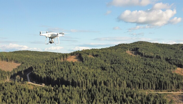 Droner er mye brukt i skogbruket og er et viktig redskap for å innhente høyoppløselig informasjon om ressursene og skogens tilstand. I SmartForest inngår droner som et naturlig verktøy og er sentral i videre utvikling av digitalisert skogsdrift. Droner er mye brukt i skogbruket og er et viktig redskap for å innhente høyoppløselig informasjon om ressursene og skogens tilstand. I SmartForest inngår droner som et naturlig verktøy og er sentral i videre utvikling av digitalisert skogsdrift.