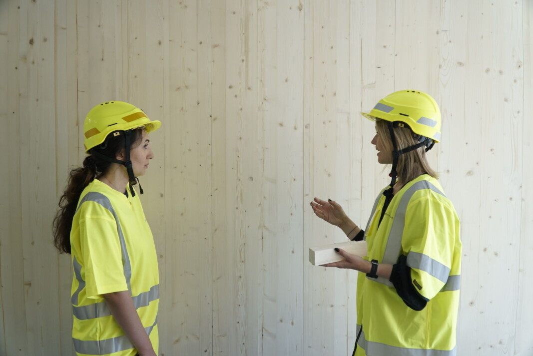 Eivor Vik, Dagligleder og Head of Design i Made, foran en av de nyoppførte Tewo Flex veggene i Kristian August gate 13, sammen med Noora Kherzi, prosjektansvarlig i Mad arkitekter. Eivor Vik, Dagligleder og Head of Design i Made, foran en av de nyoppførte Tewo Flex veggene i Kristian August gate 13, sammen med Noora Kherzi, prosjektansvarlig i Mad arkitekter.