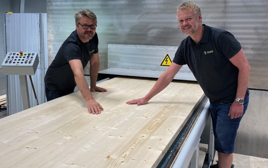Fabrikksjef Peter Lilja (t.v.) og daglig leder Erland Lundby (t.h.) inspiserer de første platene fra den nye massivtreplatelinjen som ble montert i mai ved fabrikken i Hurdal. Fabrikksjef Peter Lilja (t.v.) og daglig leder Erland Lundby (t.h.) inspiserer de første platene fra den nye massivtreplatelinjen som ble montert i mai ved fabrikken i Hurdal.