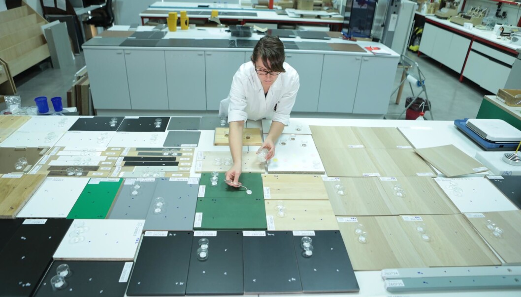 På laboratoriet i Italia tester Catas hvordan overflatene tåler moderne korona-skrubbing. På laboratoriet i Italia tester Catas hvordan overflatene tåler moderne korona-skrubbing.